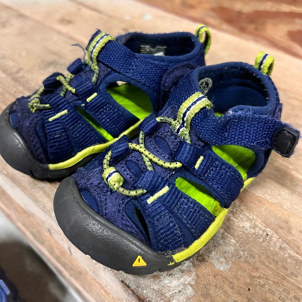 Keen kids closed toe baby sandals size 4 blue